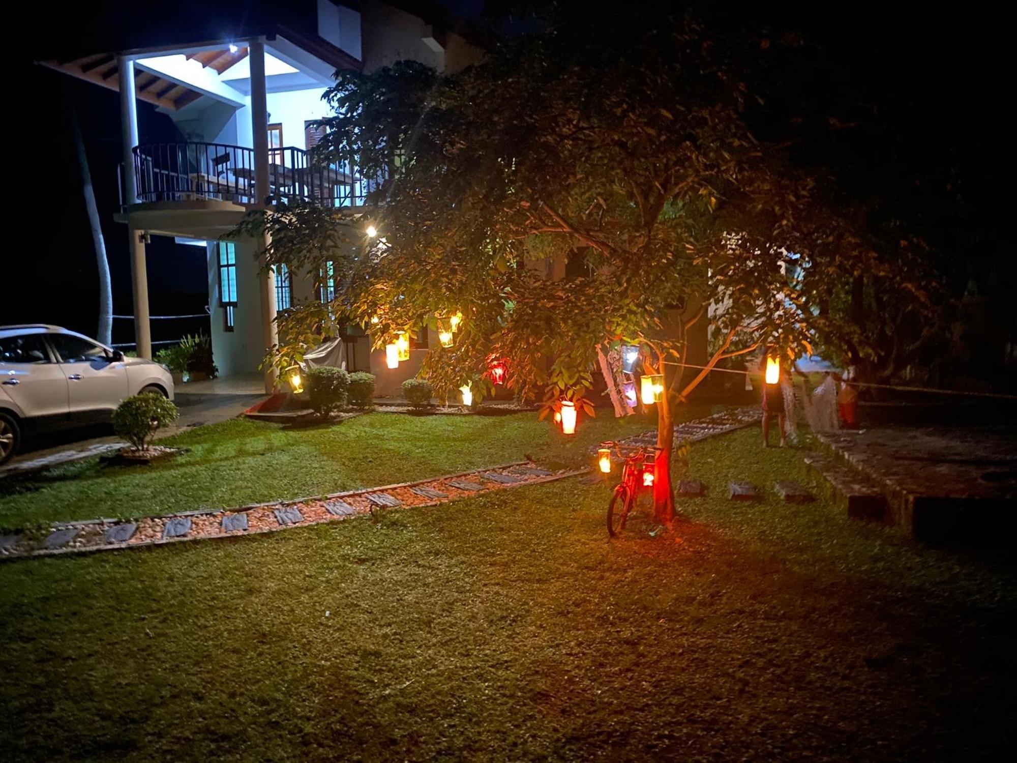 Aroma Villa Homestay โปลอนนารูวา ภายนอก รูปภาพ