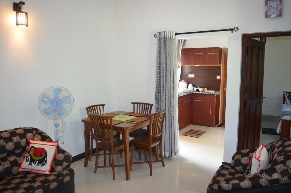 Aroma Villa Homestay โปลอนนารูวา ภายนอก รูปภาพ